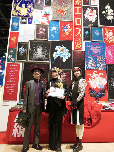 岡本太郎賞受賞作品の前で夫のバロン吉元さん、長女のエ☆ミリー吉元さんと（提供写真）