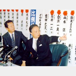 参院選での大躍進にご機嫌の小沢一郎幹事長（左）と海部俊樹党首（1995年7月23日）／（Ｃ）日刊ゲンダイ
