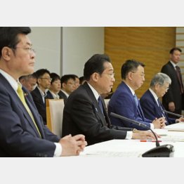 花粉症に関する関係閣僚会議であいさつする岸田首相（左から２人目）／（Ｃ）共同通信社