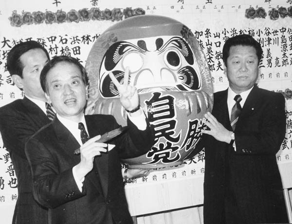 海部首相（左 )、小沢一郎幹事長で行われた総選挙＝1990年2月（Ｃ）日刊ゲンダイ