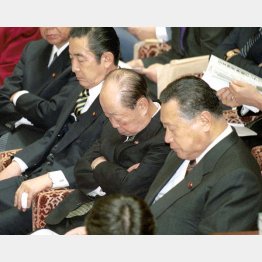 衆院予算委員会で居眠りする森喜朗首相＝右、2001年2月8日（Ｃ）日刊ゲンダイ
