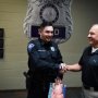 24年前に捨てられた赤ん坊がインディアナ州の警官に 自分を発見した元警官と同じ職場で感動の再会