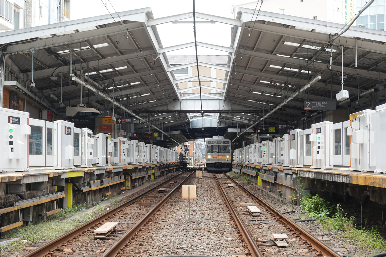 東急大井町線 自由が丘駅ホーム（Ｃ）Korekore／iStock