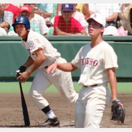 先制タイムリー二塁打を放つ栗山（左、2000年夏の甲子園）／（Ｃ）共同通信社
