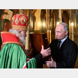 5期目の大統領就任式、ロシア正教・キリル総主教（左）から祝辞を受けるロシアのプーチン大統領（Ｃ）ロイター／Sputnik／Kremlin