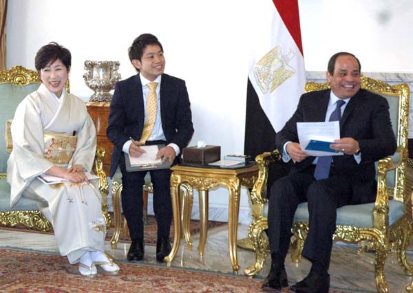 エジプトのシシ大統領と面会する小池百合子氏＝2016年（代表撮影・共同）