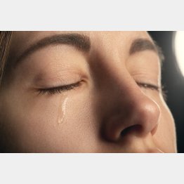 涙をこぼしながらセックスを（写真:iStock）