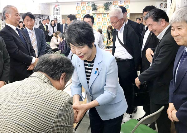 静岡市で有権者と握手する上川陽子外相（中央）＝11日（Ｃ）共同通信社