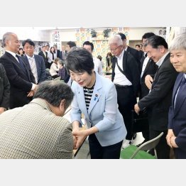 静岡市で有権者と握手する上川陽子外相（中央）＝11日（Ｃ）共同通信社