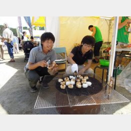 被災地を元気づけるためのイベントで（右が山本社長、＝提供写真）