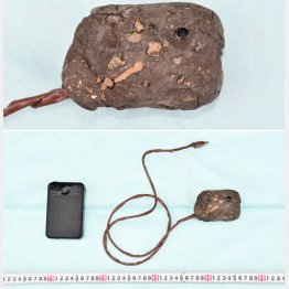 「岩型」隠しカメラ（上）、モバイルバッテリーと接続していた（提供）山形県警