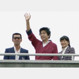 1981年6月、慶応病院に入院中の石原裕次郎。右はまき子夫人、左は渡哲也＝東京都新宿区（Ｃ）共同通信社