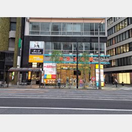 外堀通り沿いにあるカラオケ館。向かいは“日本一有名”な宝くじ売り場、西銀座チャンスセンター（C）コクハク