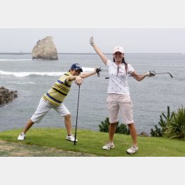 若林さん（右）が通った小名浜オーシャンホテル＆ゴルフクラブ（本人提供）
