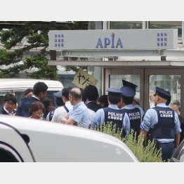 2019年参院選、安倍首相の演説にヤジを飛ばした人取り囲む北海道の警察官（当時）／（Ｃ）共同通信社