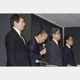 謝罪会見で言葉を述べる小林製薬の小林章浩社長（左から2人目）／（Ｃ）共同通信社