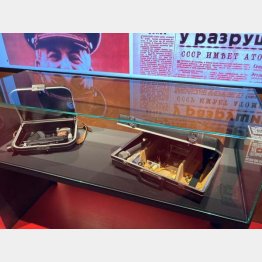 「冷戦博物館」に展示されているスーツケース爆弾（右）／（Ｃ）日刊ゲンダイ