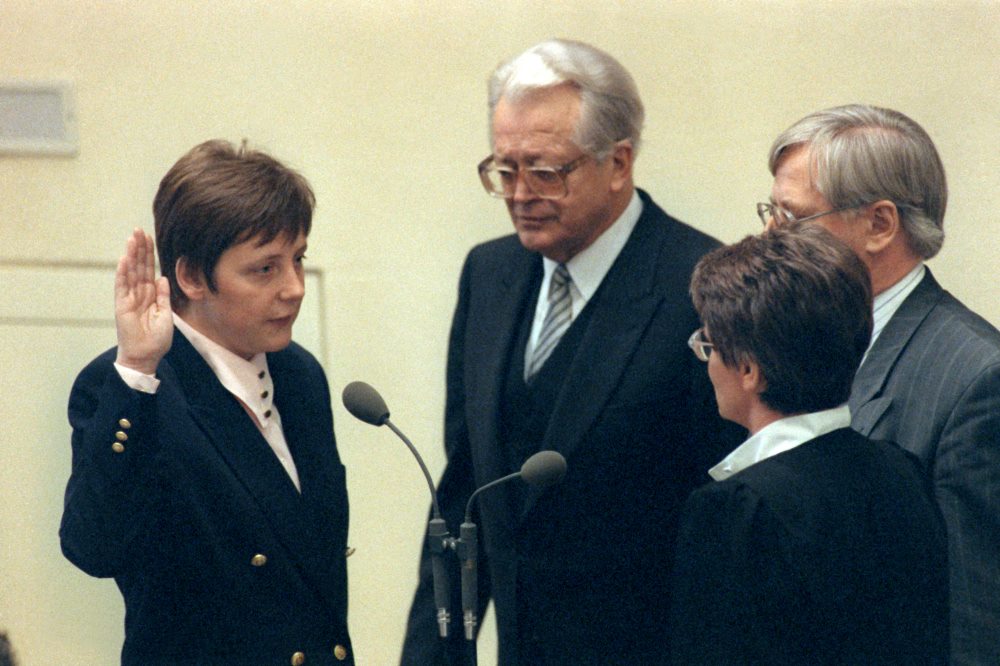 大臣就任の際に宣誓を行うアンゲラ・メルケル氏（左）（C）ＤＰＡ／共同イメージズ2018103032447