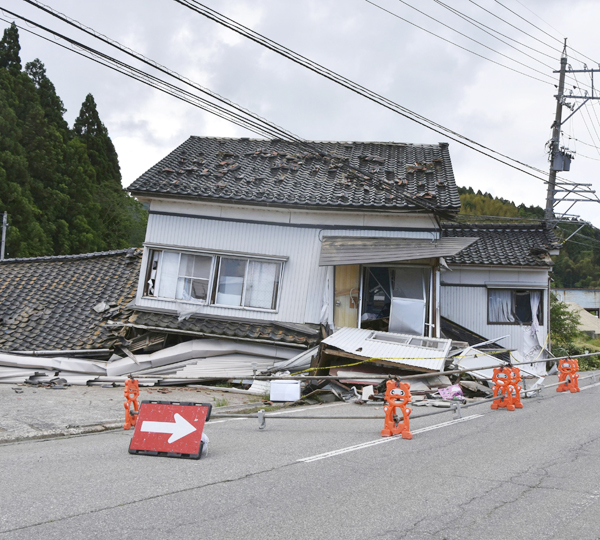 3日の地震で倒壊した輪島市の住宅（Ｃ）共同通信社