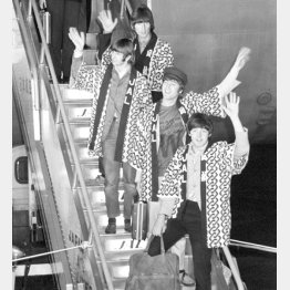 羽田空港に到着しファンに手を振るビートルズのメンバー＝1966年6月（Ｃ）共同通信社