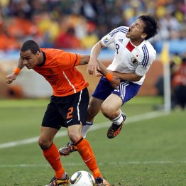 2010年南アW杯、2戦目オランダ戦でアグレッシブに戦う松井（右）／（Ｃ）日刊ゲンダイ