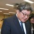 息を凝らして女帝に抱きつき…（自民党の萩生田光一都連会長）／（Ｃ）日刊ゲンダイ