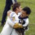 2010年南アW杯の練習中にFW大久保とじゃれ合う松井（右）／（Ｃ）日刊ゲンダイ