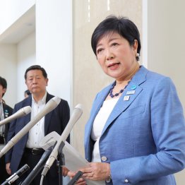 「私は負け戦には乗らない」（出馬会見をする小池百合子都知事）／（Ｃ）日刊ゲンダイ