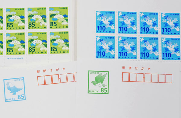 日本郵便が公開した新料金の普通切手とはがき（Ｃ）共同通信社