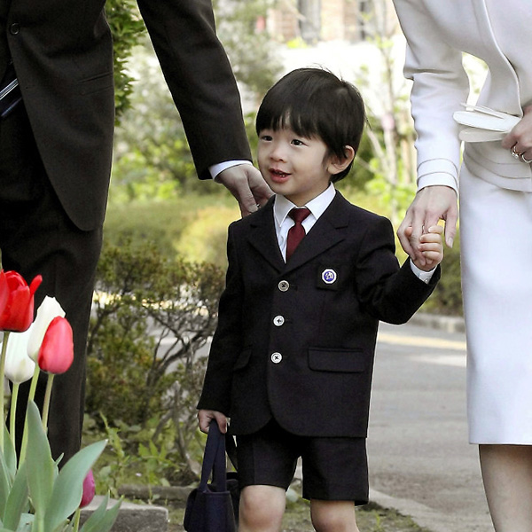お茶の水女子大付属幼稚園の入園式で、園舎へ入る悠仁さま＝2010年4月（代表撮影）