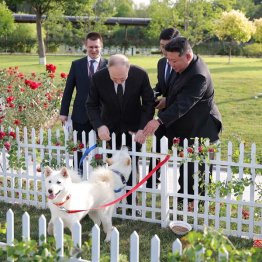 平壌・錦繡山迎賓館の庭園で、ロシアのプーチン大統領（左）に豊山犬を贈る金正恩総書記（Ｃ）ロイター／朝鮮中央通信