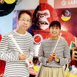平安伸銅工業の竹内香予子代表取締役（右）と猪野聡開発グループ（Ｃ）日刊ゲンダイ