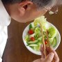 大ブームの「ジャーサラダ」 野菜の栄養減や食中毒に要注意