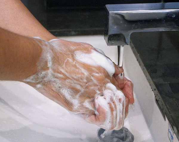 こまめな手洗いは必須（Ｃ）日刊ゲンダイ