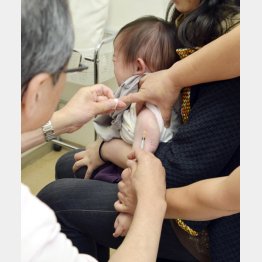 はしかの予防接種を受ける１歳児（Ｃ）共同通信社