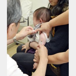 はしか、風疹混合ワクチンの接種を受ける１歳児（Ｃ）共同通信社