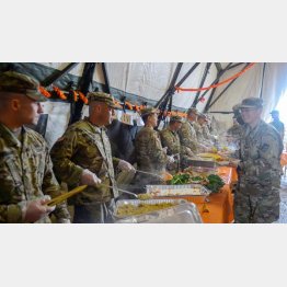 感謝祭の食事を配る陸軍兵士ら（Ｃ）ロイター