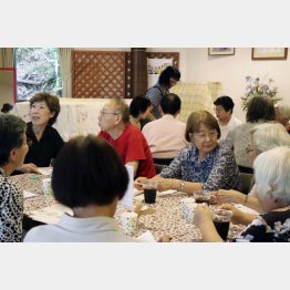 ６月に京都府宇治市の教会で開かれた「認知症カフェ」／（Ｃ）共同通信社