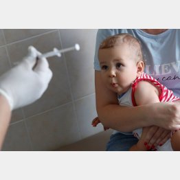 ワクチン接種を受ける赤ちゃん（Ｃ）ロイター