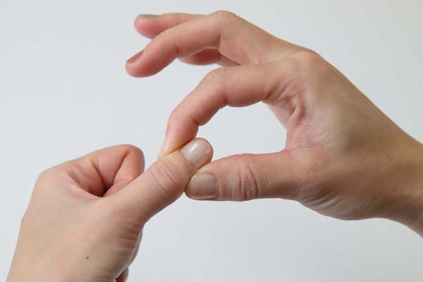 爪もみする際、親指は肺などの呼吸器に効果あり（Ｃ）日刊ゲンダイ