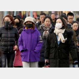 北京中心部でマスクをする市民（Ｃ）ＵＰＩ＝共同