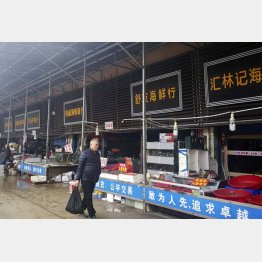 中国武漢の「海鮮市場」ではコウモリやマーモットなどの小動物も店頭に…（閉鎖されている同市場）／（Ｃ）共同通信社