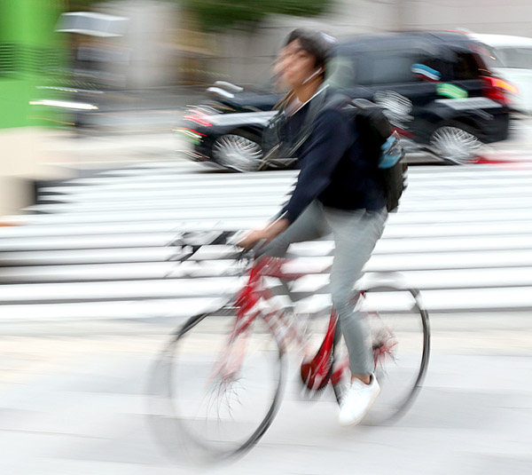 より安全な自転車通勤のためには…（Ｃ）日刊ゲンダイ