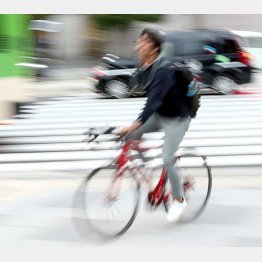 より安全な自転車通勤のためには…（Ｃ）日刊ゲンダイ