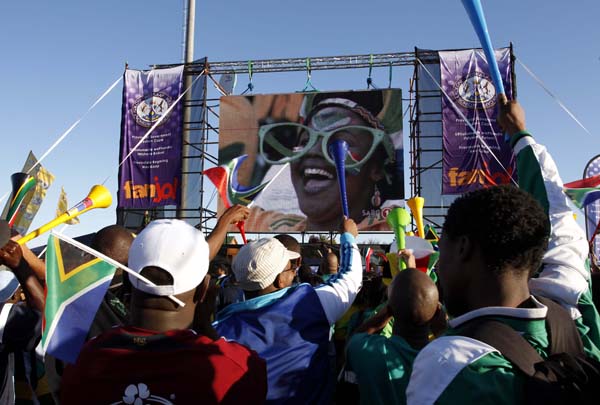 2010年南アフリカW杯 開幕戦を中継するパブリックビューイングで盛り上がる人々（Ｃ）日刊ゲンダイ