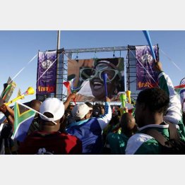2010年南アフリカW杯 開幕戦を中継するパブリックビューイングで盛り上がる人々（Ｃ）日刊ゲンダイ