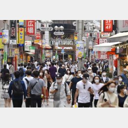 緊急事態宣言が解除された初の週末、買い物客でにぎわう東京・渋谷の「センター街」／（Ｃ）共同通信社