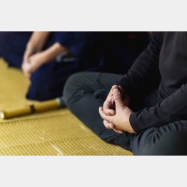 瞑想は認知症の防止にも役立つ（Ｃ）日刊ゲンダイ
