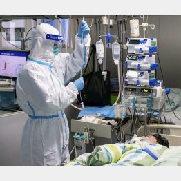 中国・武漢の病院で新型コロナウイルスによる肺炎の患者の対応にあたる医療従事者（新華社＝共同）