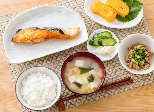 バランスの取れた日本食は長生きにつながる（Ｃ）PIXTA